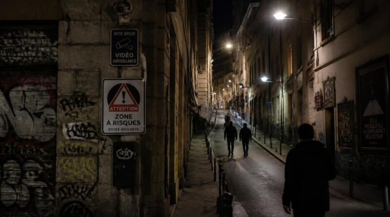 explorez lyon en toute sécurité avec notre guide des quartiers dangereux. découvrez les conseils essentiels pour vous déplacer sereinement et profiter pleinement de la ville.