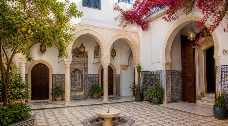 découvrez comment la maison traditionnelle tunisienne incarne l'identité culturelle unique du pays à travers son architecture, ses matériaux et son histoire.