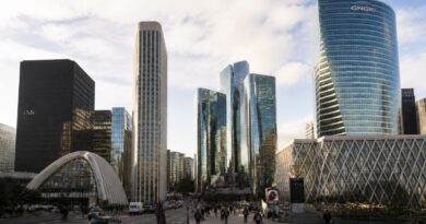 découvrez l'évolution des gratte-ciels de la défense à paris à travers un parcours unique mêlant architecture moderne et histoire contemporaine de la capitale.