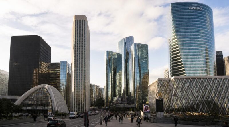 découvrez l'évolution des gratte-ciels de la défense à paris à travers un parcours unique mêlant architecture moderne et histoire contemporaine de la capitale.