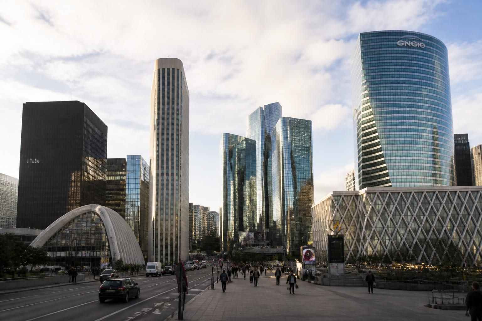 découvrez l'évolution des gratte-ciels de la défense à paris à travers un parcours unique mêlant architecture moderne et histoire contemporaine de la capitale.