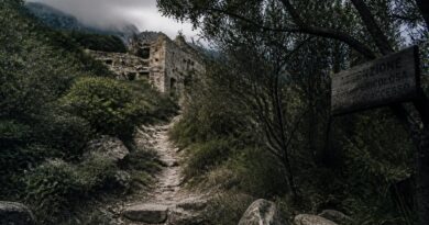 découvrez les secrets bien gardés des lieux à éviter en corse pour profiter pleinement de votre voyage en toute sécurité.