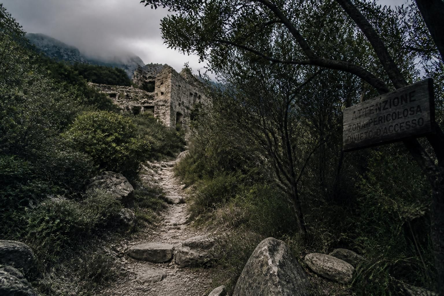 découvrez les secrets bien gardés des lieux à éviter en corse pour profiter pleinement de votre voyage en toute sécurité.