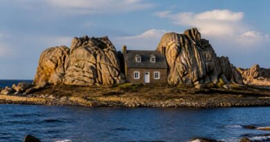 découvrez la maison du gouffre de plougrescant, un site emblématique de bretagne offrant des paysages spectaculaires et une immersion unique dans la nature bretonne.