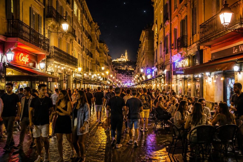 découvrez comment les rues animées et chaleureuses de marseille révolutionnent la vie nocturne locale, offrant une expérience unique entre ambiance vibrante et culture authentique.