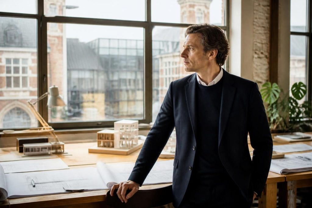 découvrez le parcours inspirant d'un architecte belge renommé, de ses débuts prometteurs à ses réalisations emblématiques qui ont marqué l'architecture contemporaine.