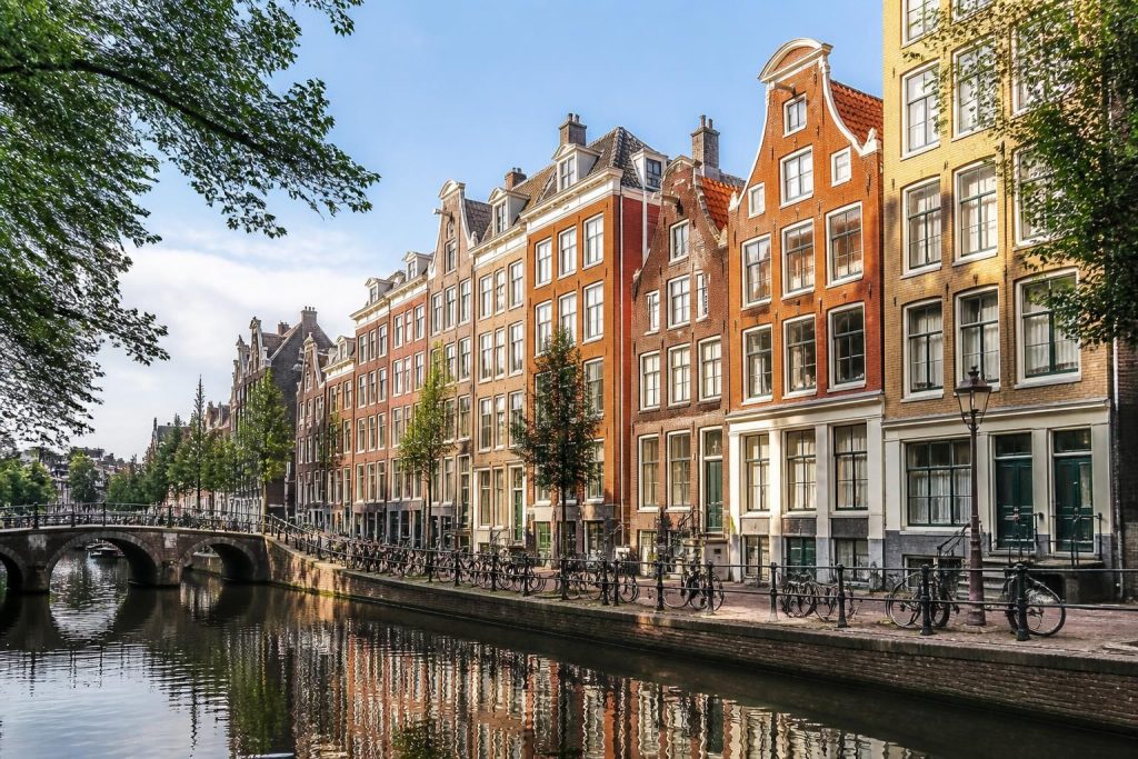 explorez les maisons typiques d'amsterdam et plongez dans l'art unique de l'architecture néerlandaise, entre histoire et modernité.