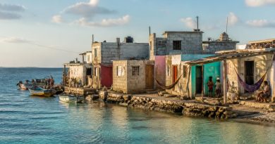 découvrez les maisons de santa cruz del islote, un symbole d'une vie simple et authentique où communauté et simplicité se rencontrent au cœur des caraïbes.
