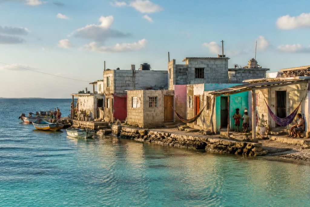 découvrez les maisons de santa cruz del islote, un symbole d'une vie simple et authentique où communauté et simplicité se rencontrent au cœur des caraïbes.