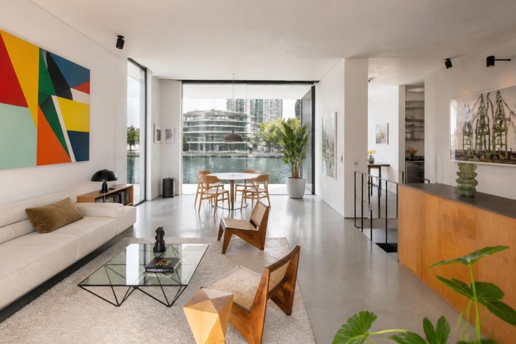 découvrez l'intérieur unique d'une maison cubique à rotterdam lors d'une visite guidée alliant design artistique et fonctionnalité intelligente.